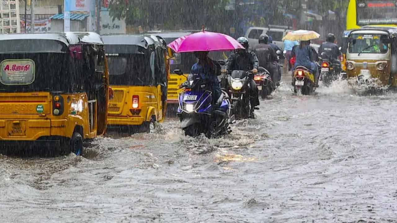  Low pressure area approaching Chennai and Red alert due to incessant heavy rain 