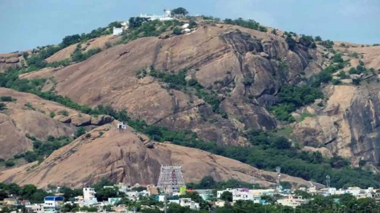  Court orders Permission to light a lamp on Thiruparankundram hill 