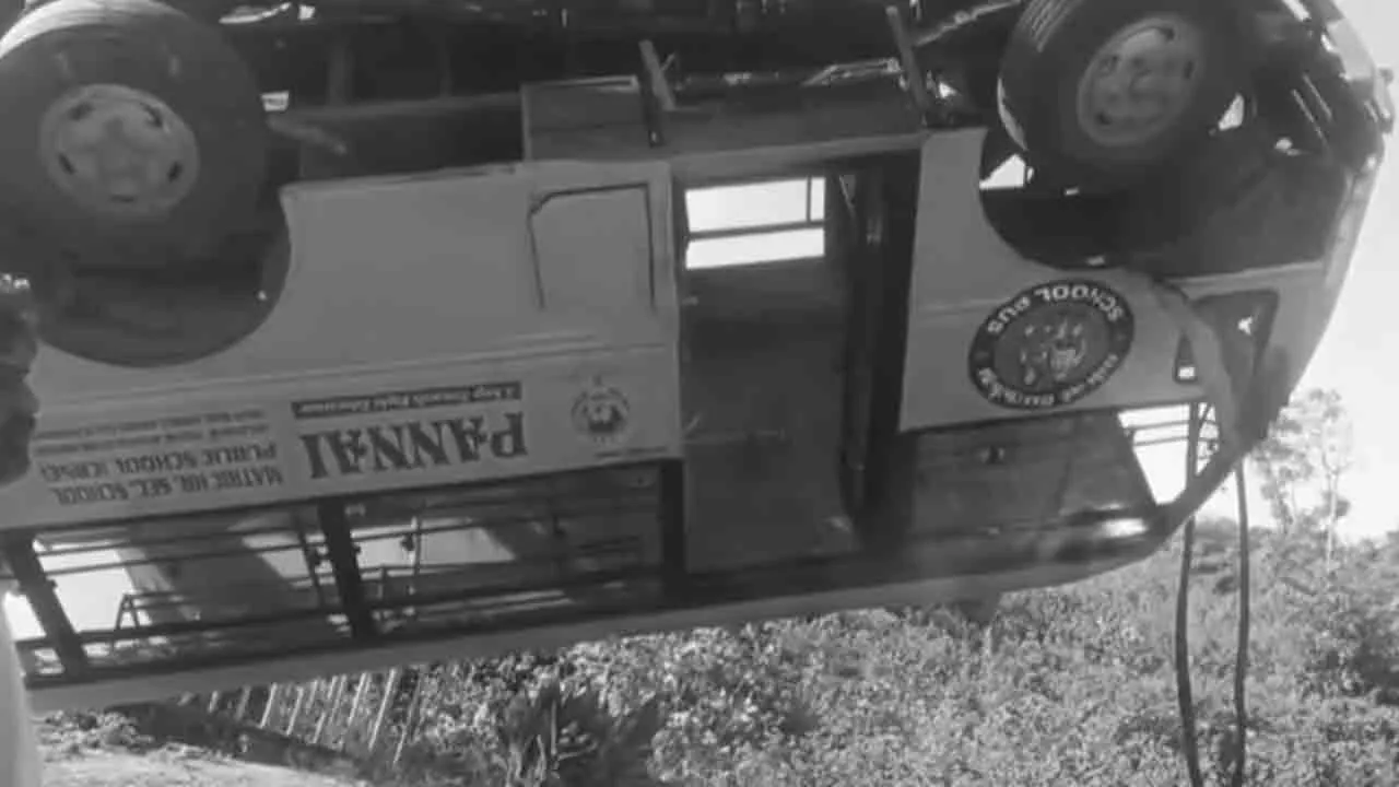  பள்ளி வேன் கவிழ்ந்து விபத்து; மாணவர்கள் காயம்!