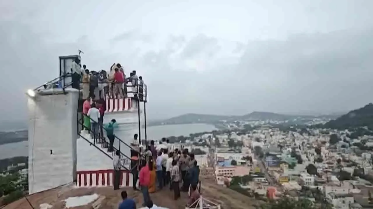  “மற்ற நாட்களில் மலையில் தீபம் ஏற்றும் வழக்கம் இல்லை” - திருப்பரங்குன்றம் கோயில் அர்ச்சகர்கள்!