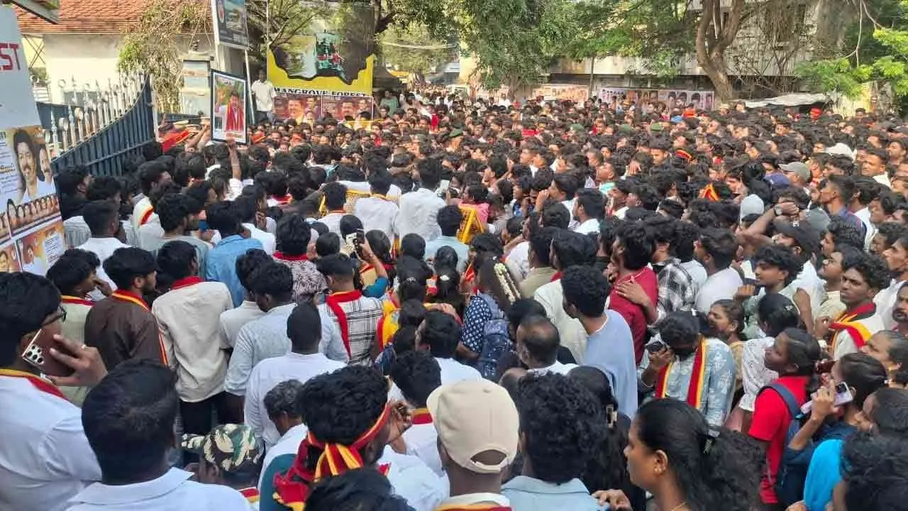  பொதுக்கூட்ட நுழைவாயில் கேட் மீது ஏறி குதித்த த.வெ.க. தொண்டர்கள்!