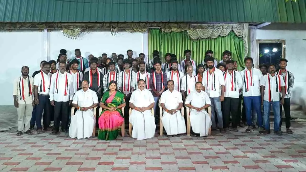  எடப்பாடி இல்லத்தில் அதிமுகவில்  இணைந்த மாற்று கட்சியினர்!