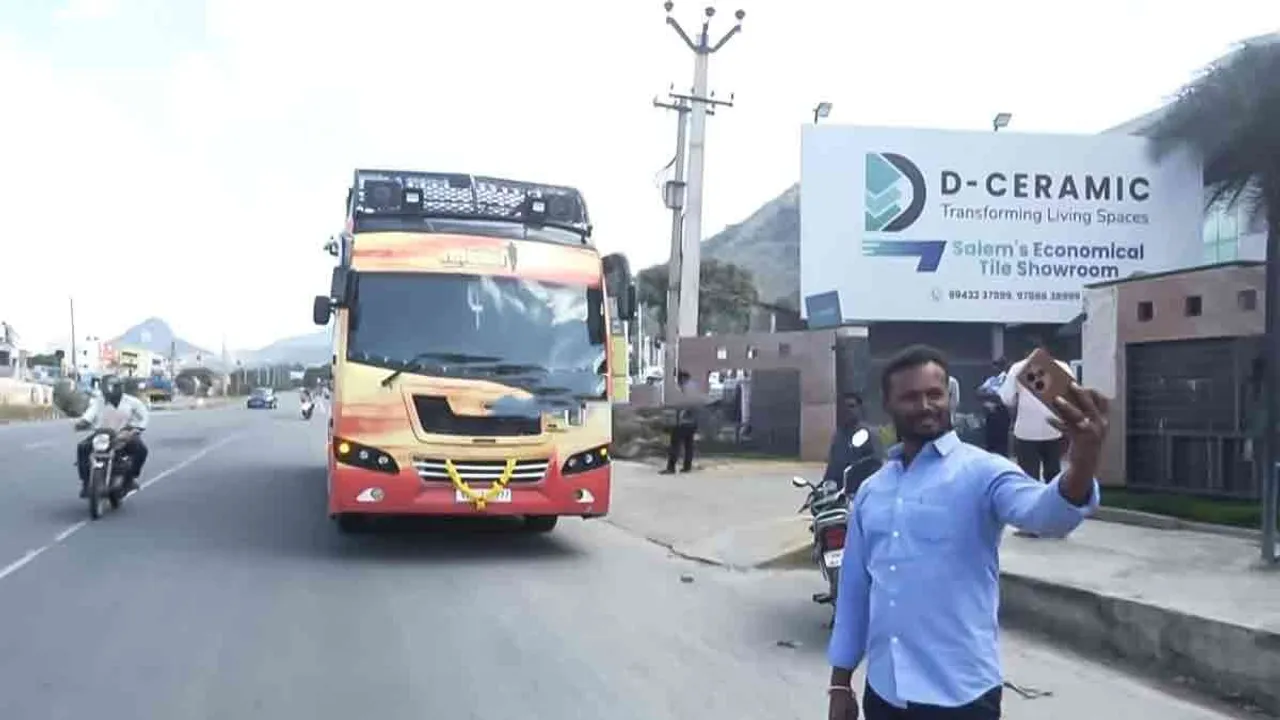  Campaign vehicle approaches Erode; volunteers take selfies Photograph: (erode) 