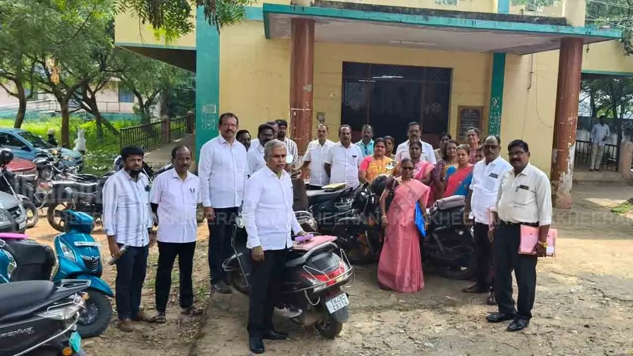  கல்வித்துறை இணை இயக்குநர் பேச்சு சரியில்லை; ஆய்வுக் கூட்டத்தை புறக்கணித்து வெளியேறிய வட்டாரக் கல்வி அலுவலர்கள்!