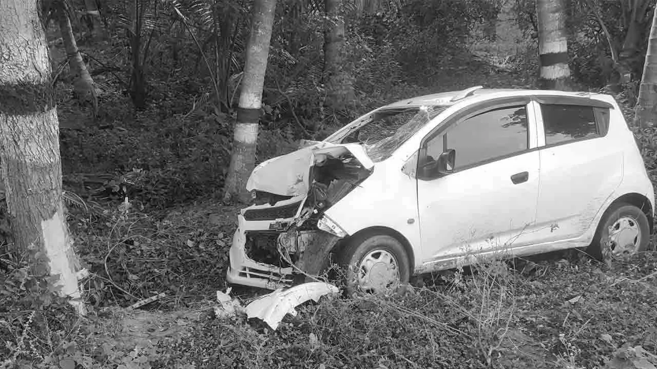  கோயிலுக்கு சென்ற திரும்பிய போது நேர்ந்த கார் விபத்து; மீட்க உதவிய ஆம்புலன்ஸ் ஊழியர்கள்!