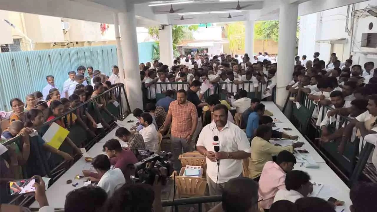  அதிமுகவில் விருப்ப மனு; அலை மோதும் ர.ர.க்கள்!