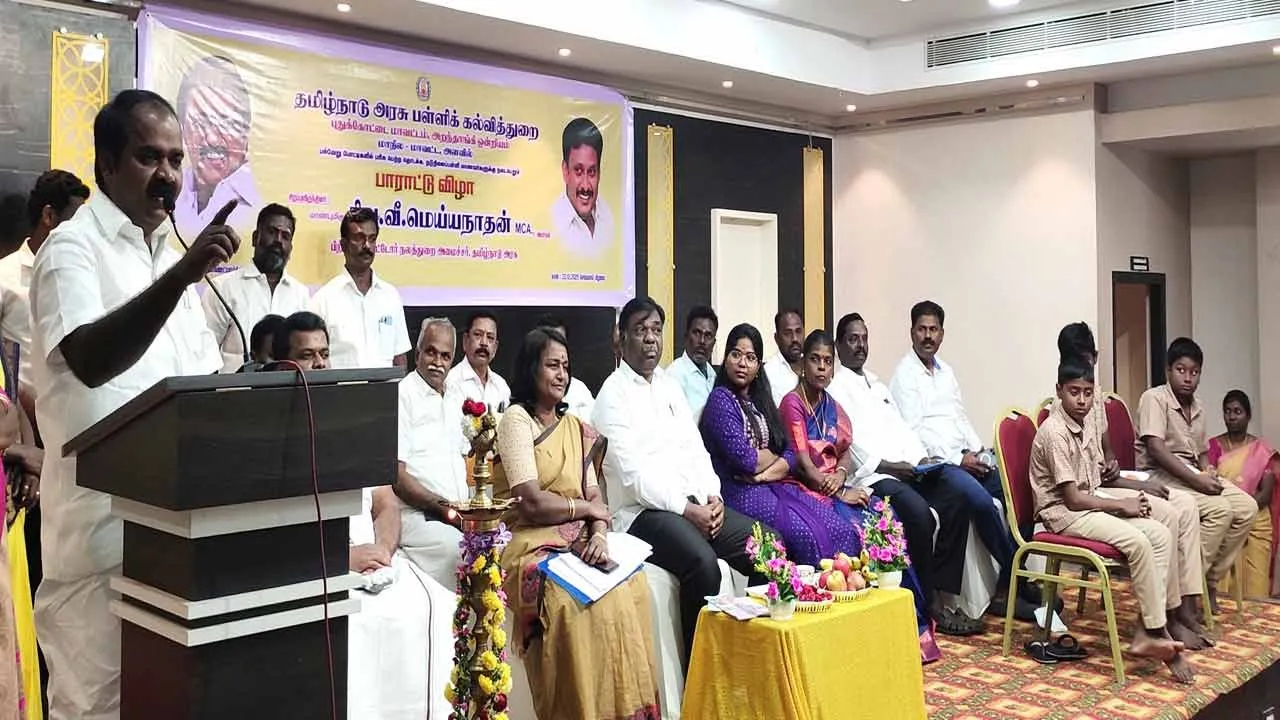  திருக்குறளில் சாதித்த மாணவர்கள்; தலைமை ஆசிரியரை தனது இருக்கையில் அமர வைத்த அமைச்சர்!