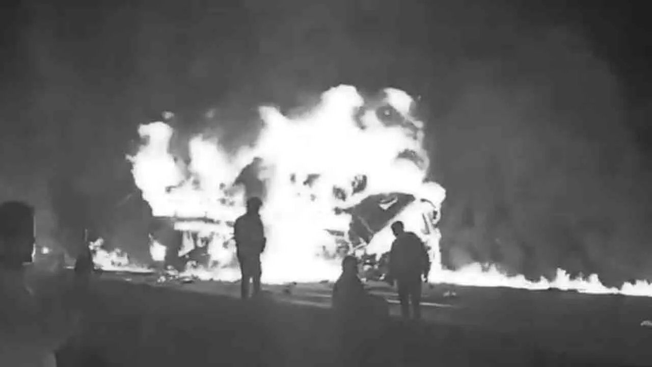  Omni bus collides with truck in accident in karnataka 