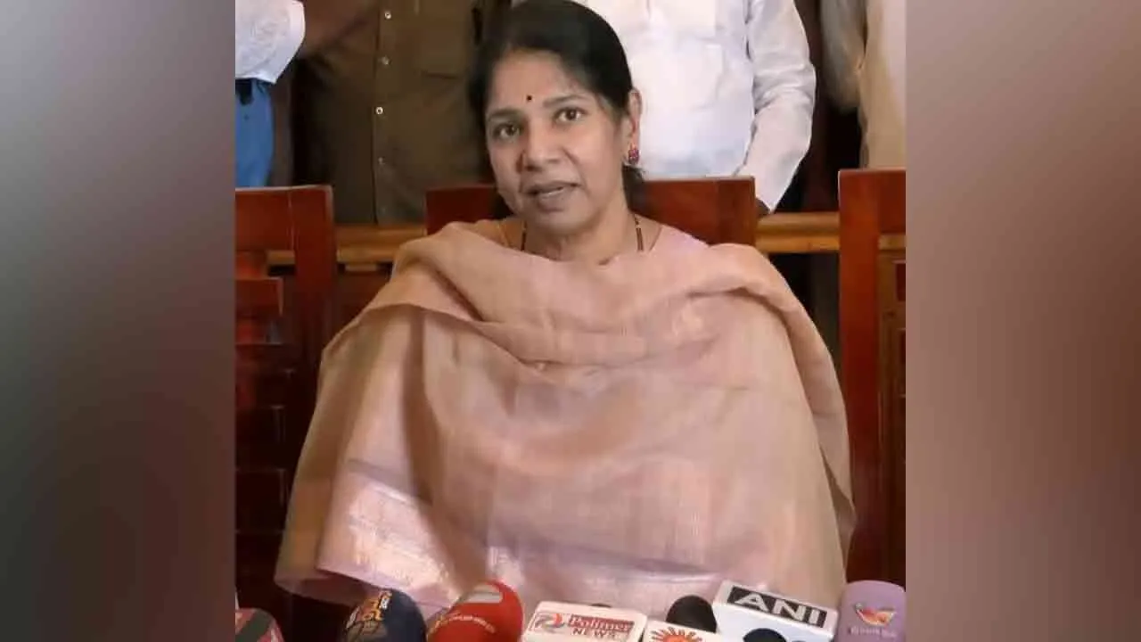  “உலகம் முழுவதும் ஸ்டிக்கர் ஒட்டி பெருமை பெற்றவர்தான் இ.பி.எஸ்.” - கனிமொழி எம்.பி.!