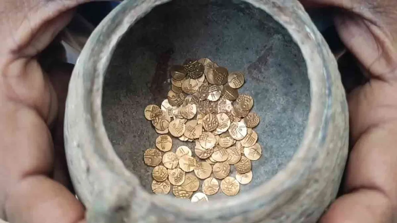  Treasure found in agricultural land - District Magistrate seizes treasure Photograph: (govt) 