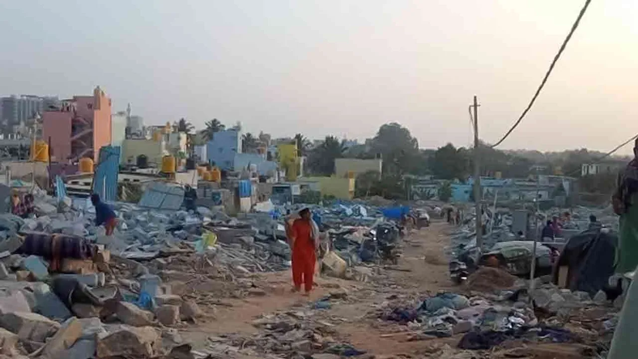  Demolished houses; stranded citizens Photograph: (home) 