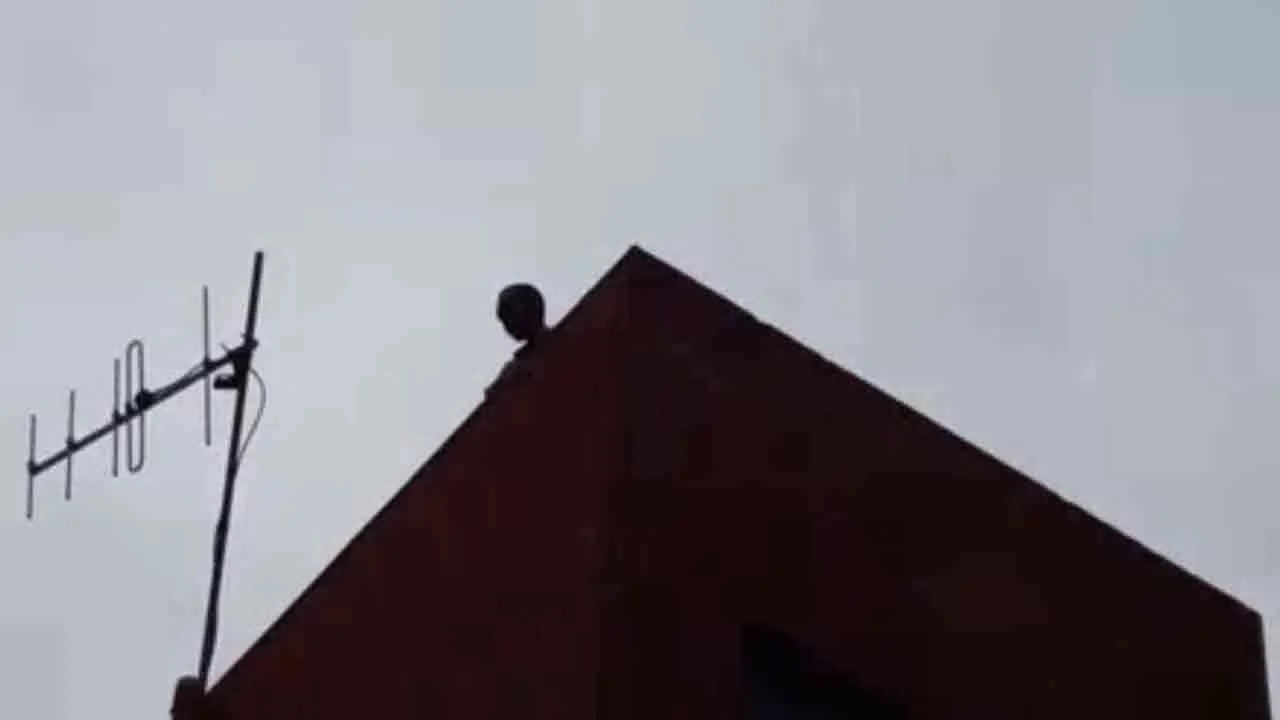  தற்கொ@ மிரட்டல் விடுத்த வடமாநில வாலிபர்; காவல் நிலையத்தில் பரபரப்பு!