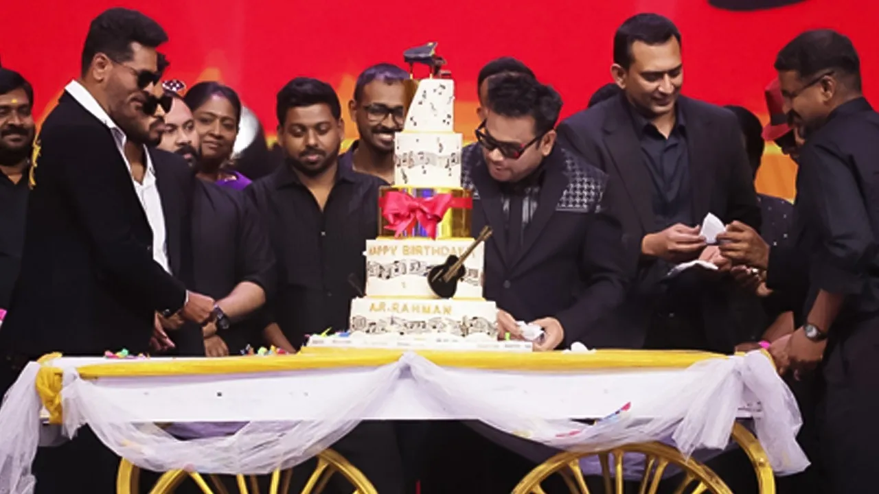  மூன்வாக் இசைநிகழ்ச்சி; பிறந்தநாள் கொண்டாடிய ஏ.ஆர்.ரகுமான்!
