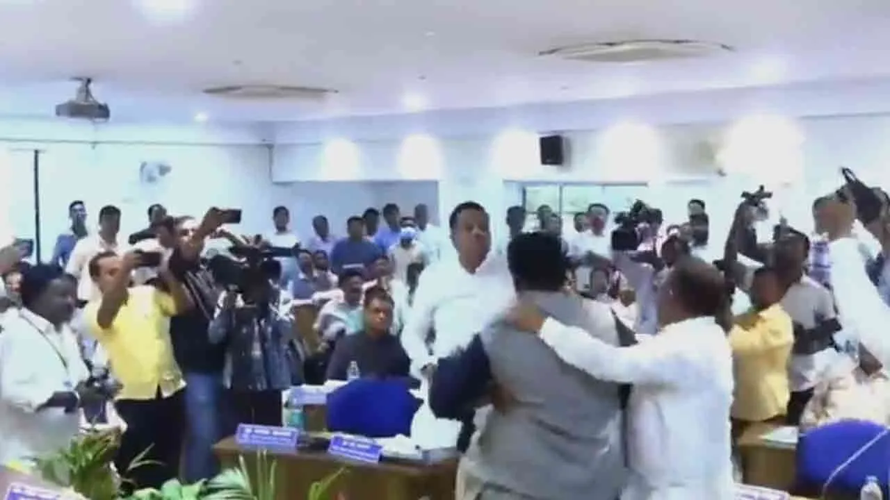  BJP MLA and Congress MLC clash in front of the minister in karnataka 