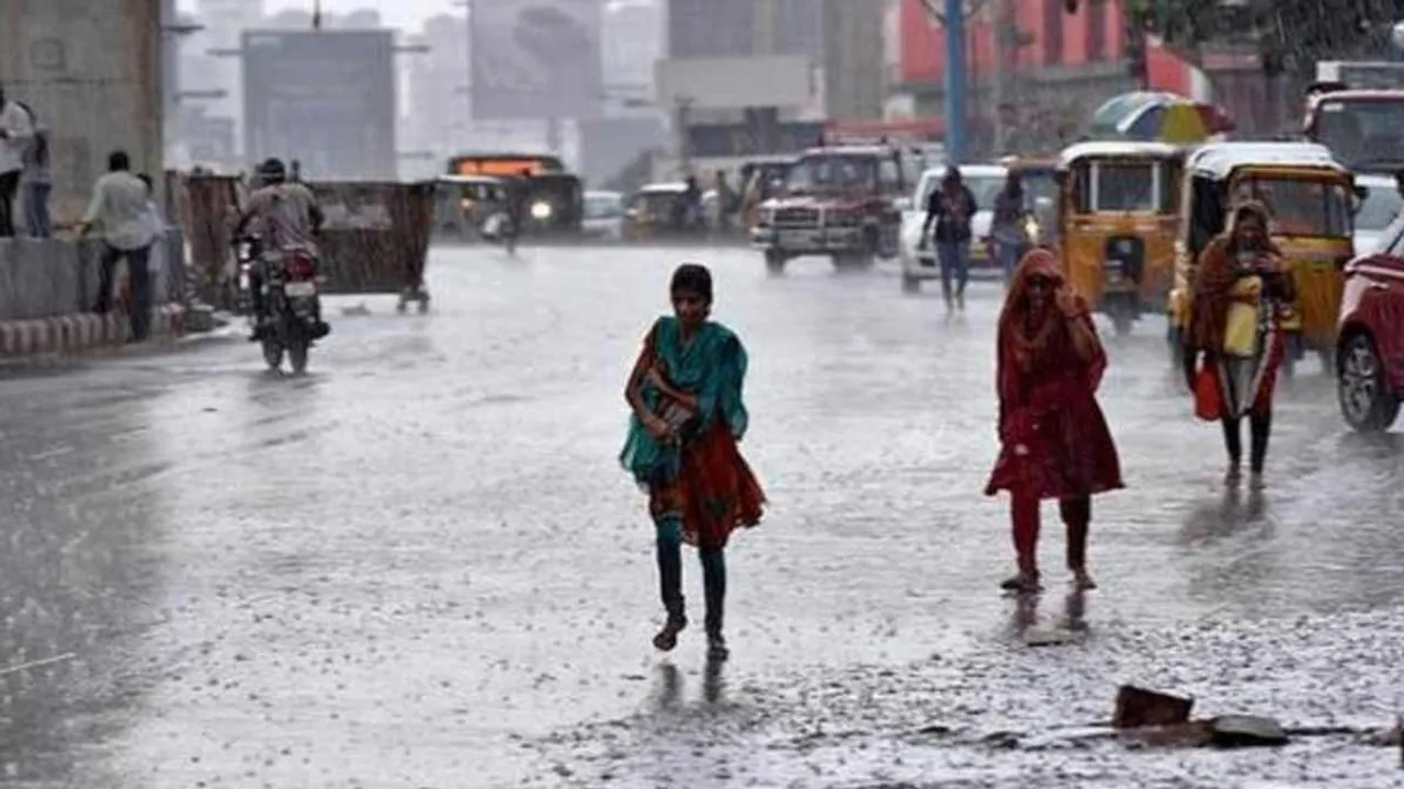  'Continuing torrential rain..- 'Tourists disappointed' Photograph: (tamilnadu) 