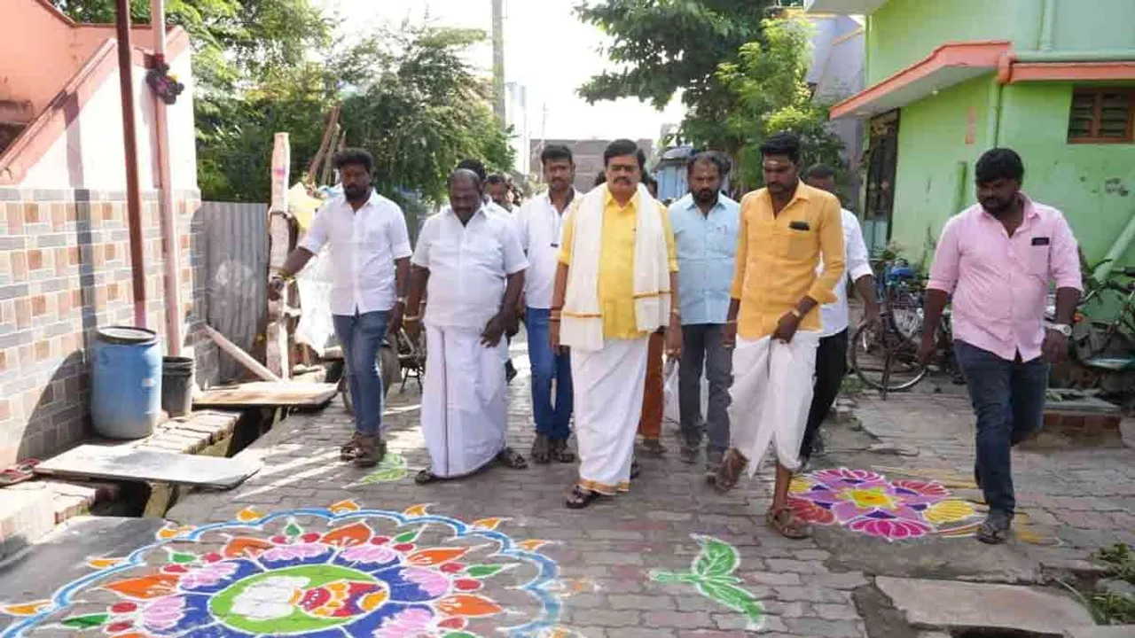  Politics in the making; Rajendra Balaji wins World Achievement Award! Photograph: (admk) 