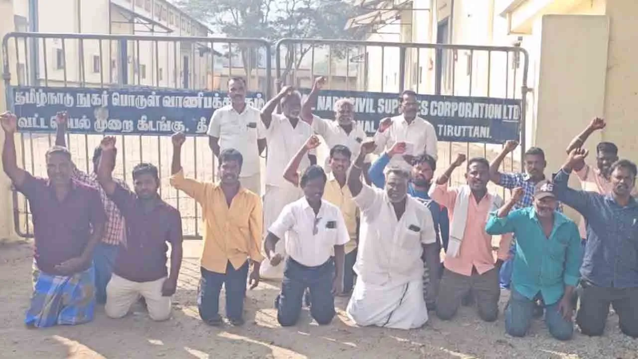  சுமை தூக்கும் தொழிலாளர்களின் கோரிக்கை; நூதன முறையில் போராட்டம்!