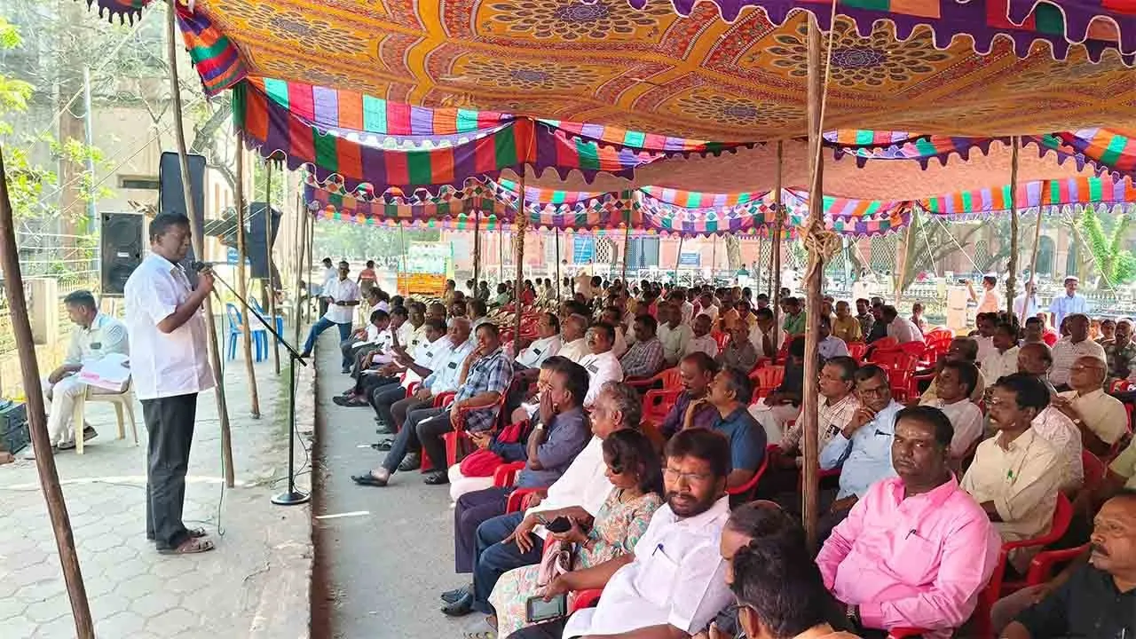  அண்ணாமலை பல்கலைக்கழகத்தில் ஆயிரத்திற்கும் மேற்பட்ட பேராசிரியர்கள் ஊழியர்கள் போராட்டம்!