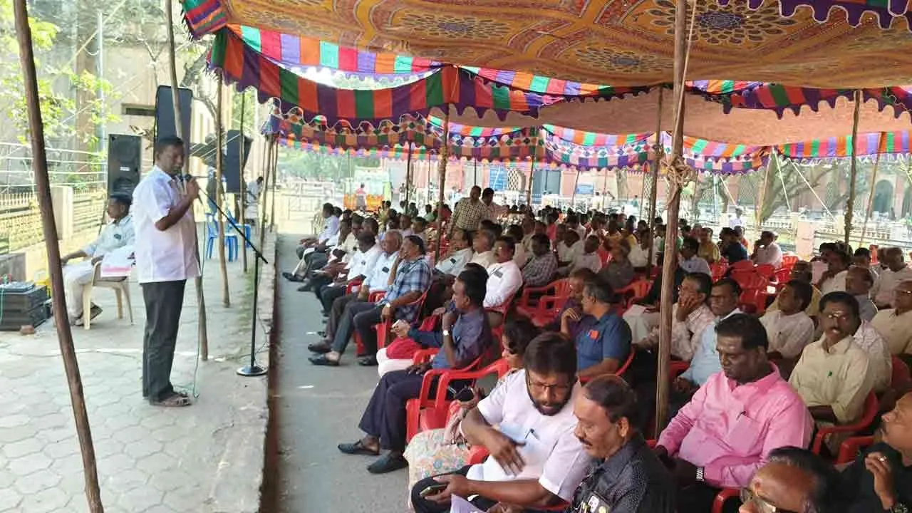  அண்ணாமலைப் பல்கலைக்கழகத்தில் ஆயிரத்திற்கும் மேற்பட்டோர் போராட்டம்!