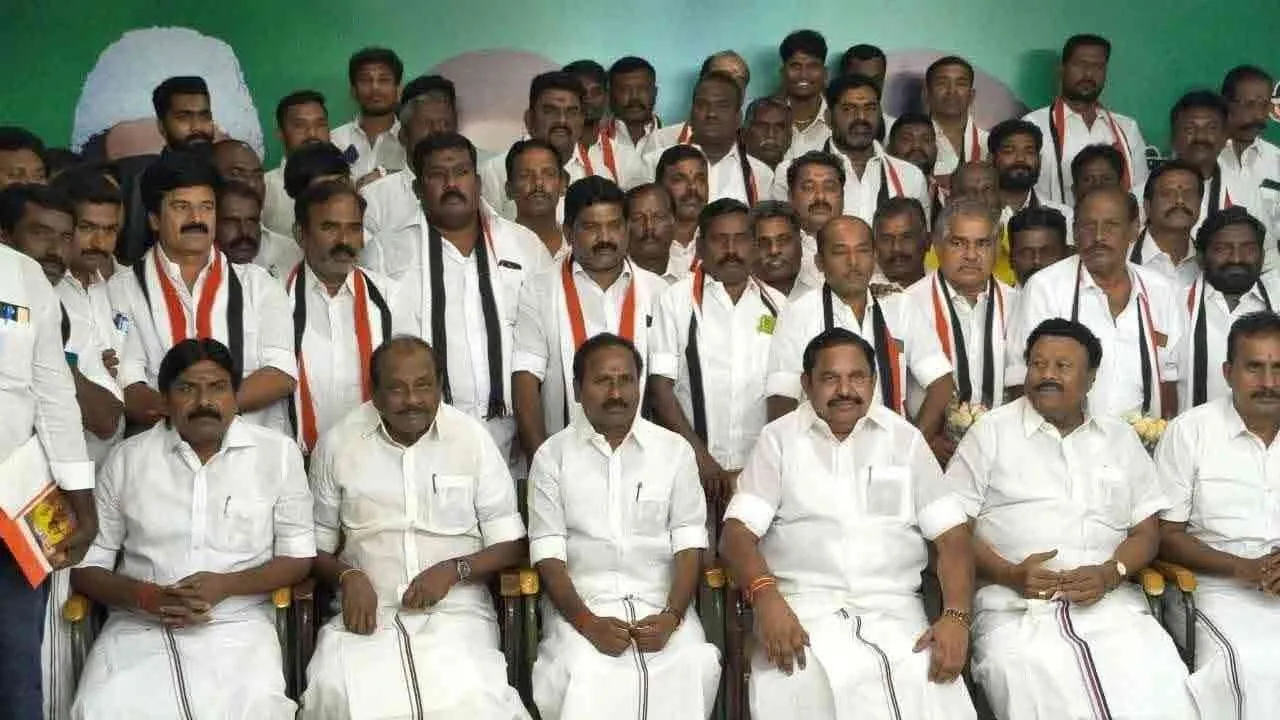  ஓ. பன்னீர்செல்வத்தின் ஆதரவாளர் தர்மர் எம்.பி. அதிமுகவில் இணைந்தார்!