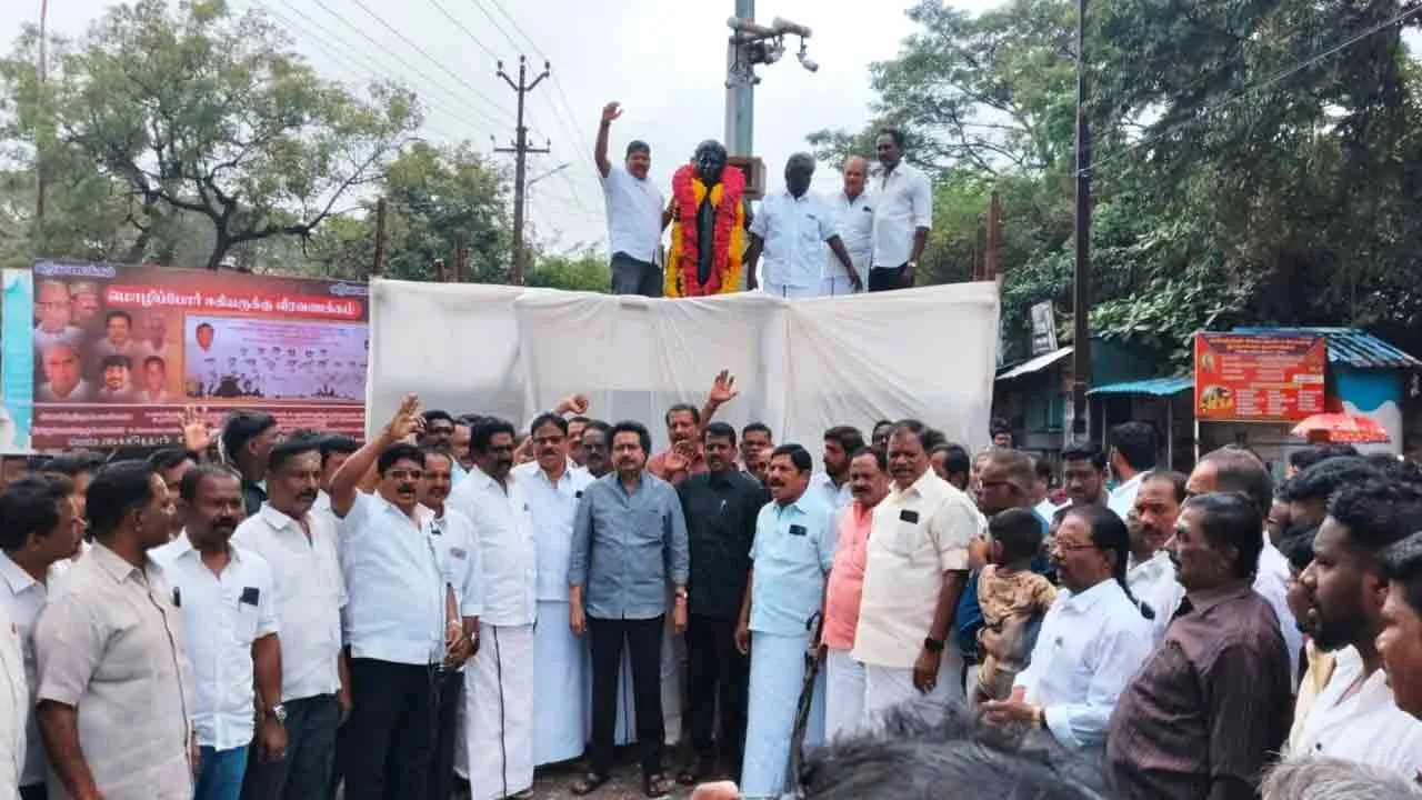  மொழிப்போர் தியாகி ராஜேந்திரன் சிலைக்கு அரசியல் கட்சியினர் மரியாதை!