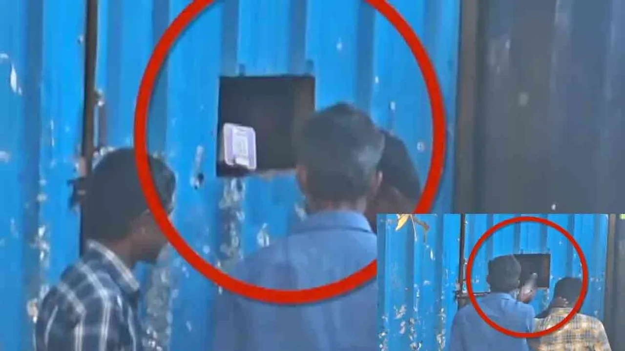  QR code peeked - Illegal liquor sales happening in the morning Photograph: (madurai) 