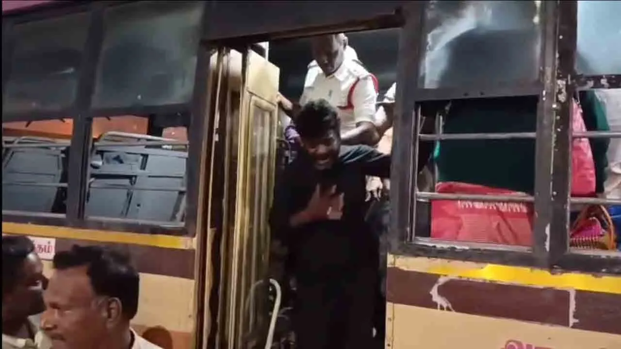  அரசு பேருந்தில் மாணவிக்கு சீண்டல்; இளைஞருக்கு தர்ம அடி!