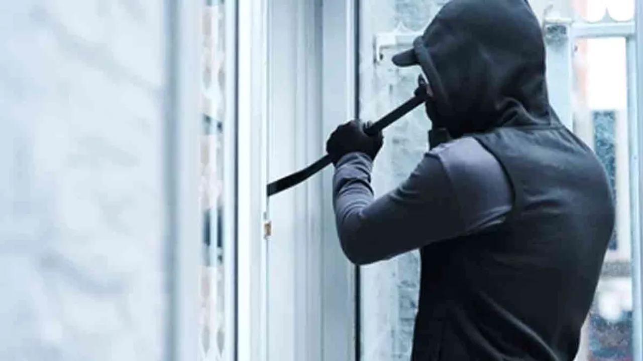  Three houses in a row have been robbed - public fears Photograph: (police) 