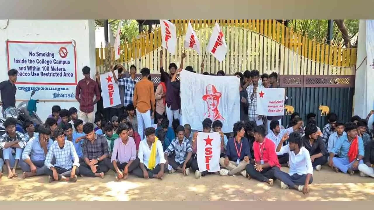  அரசு அனுமதியின்றிச் செயல்படும் இருபாலர் கல்லூரி?; மாணவர்கள் போராட்டம்!