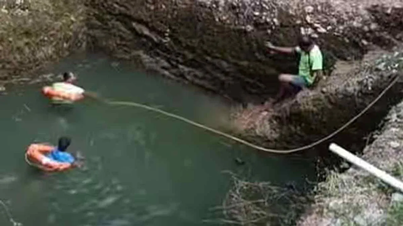  A woman who tried to dip a banana in well water suffered a tragic accident Photograph: (police) 