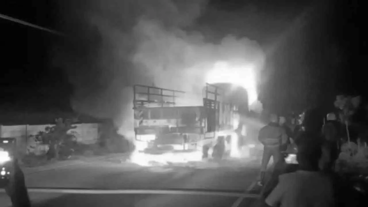  Fire in a truck carrying hay - police investigating Photograph: (erode) 