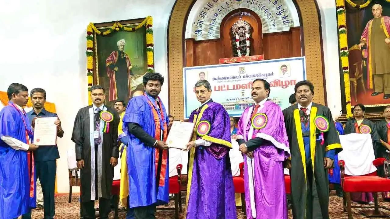  Governor RN Ravi makes national anthem sung twice at graduation ceremony 