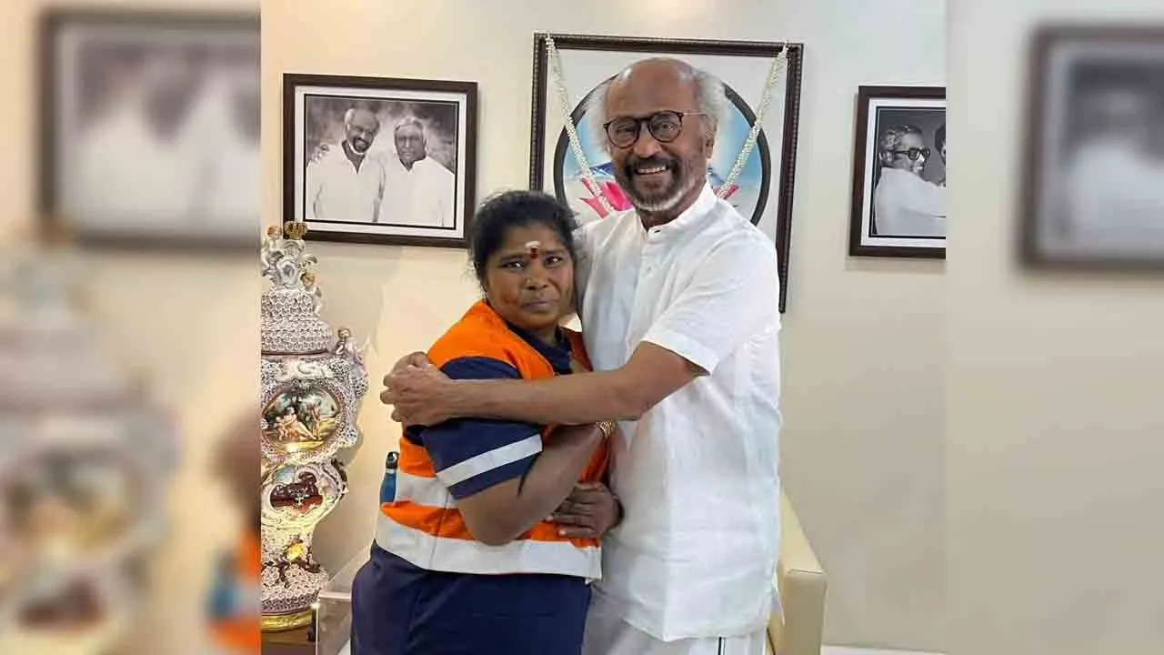  தூய்மை பணியாளரின் நேர்மை; ரஜினிகாந்த் அளித்த பரிசு!