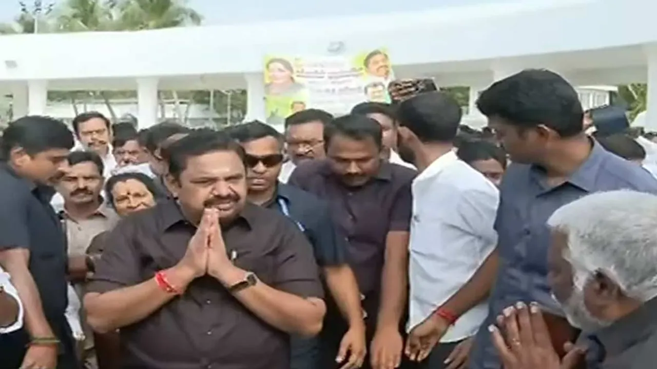  EPS pays floral tributes at Anna Memorial Photograph: (admk) 