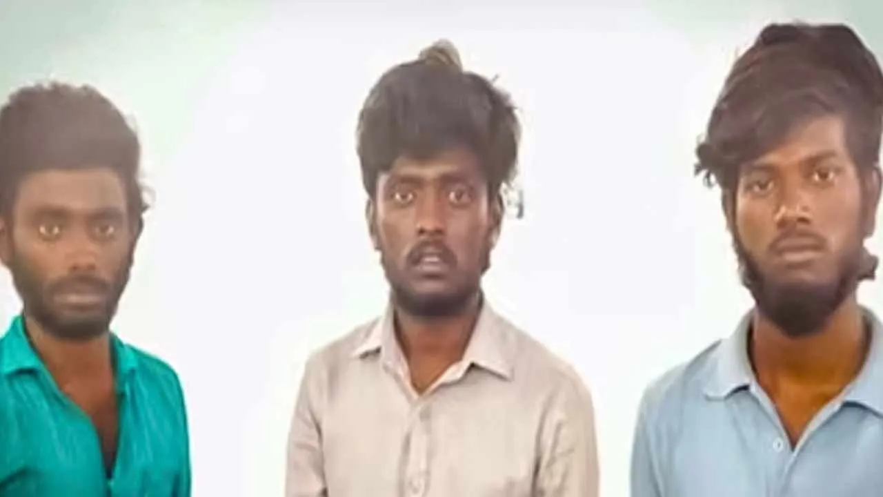  Youths threatened police with sickles in tirunelveli 