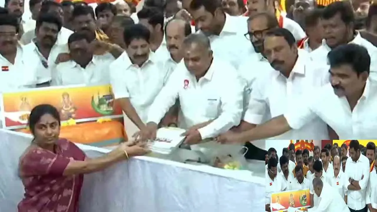  த.வெ.க.வில் விருப்ப மனு விநியோகம் தொடக்கம்; கட்சி அலுவலகத்தில் குவியும் நிர்வாகிகள்!