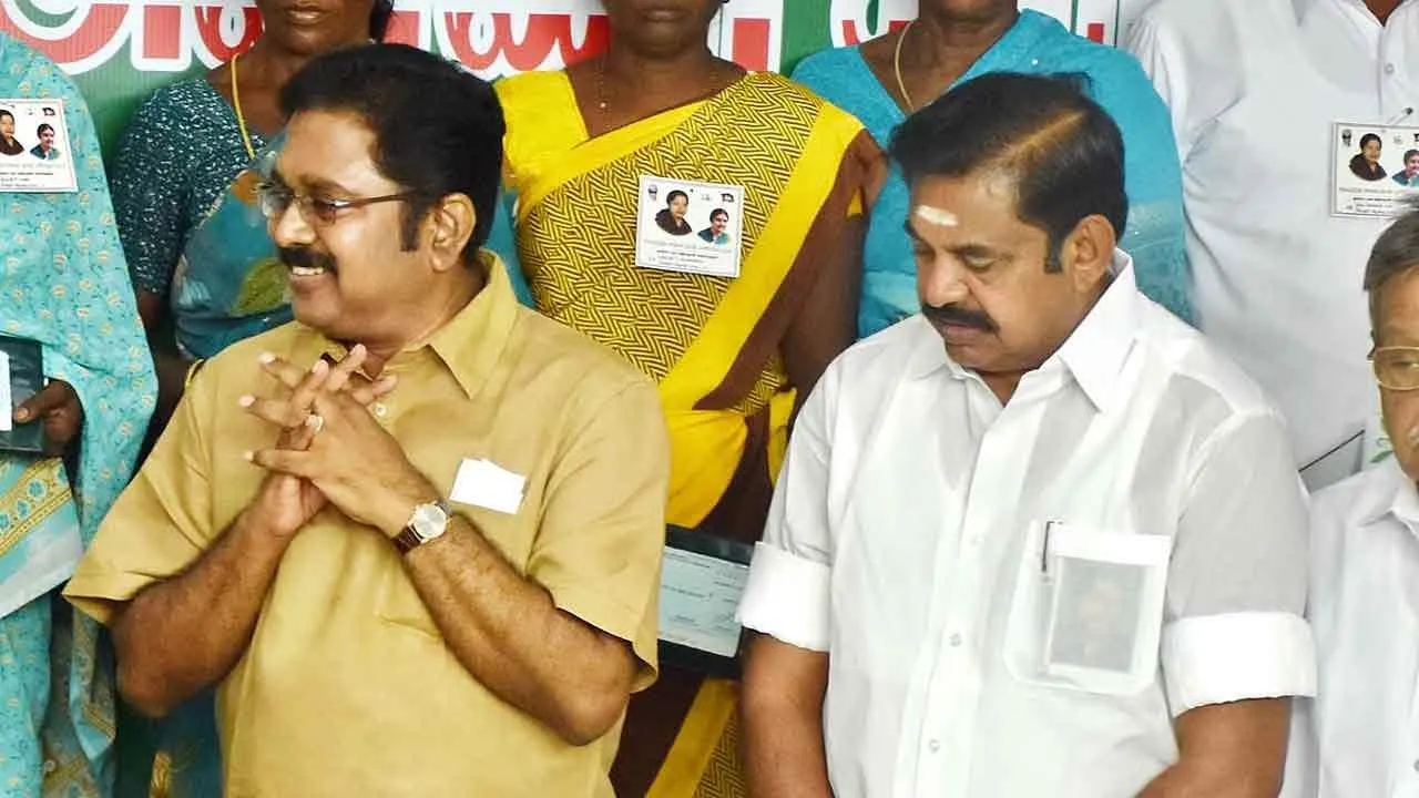  'They didn't join... they were held together by their shirts' - criticized Madhimaran Photograph: (admk) 