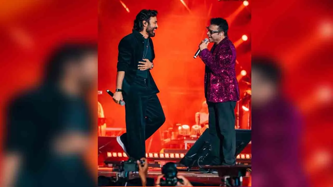  ஏ.ஆர்.ரகுமான் இசை நிகழ்ச்சி; தனுஷ் கலந்து கொண்டு ஆடிப்பாடினார்!