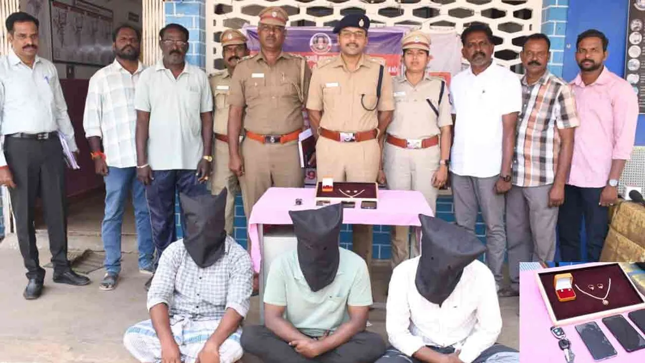  Photograph: (police) 