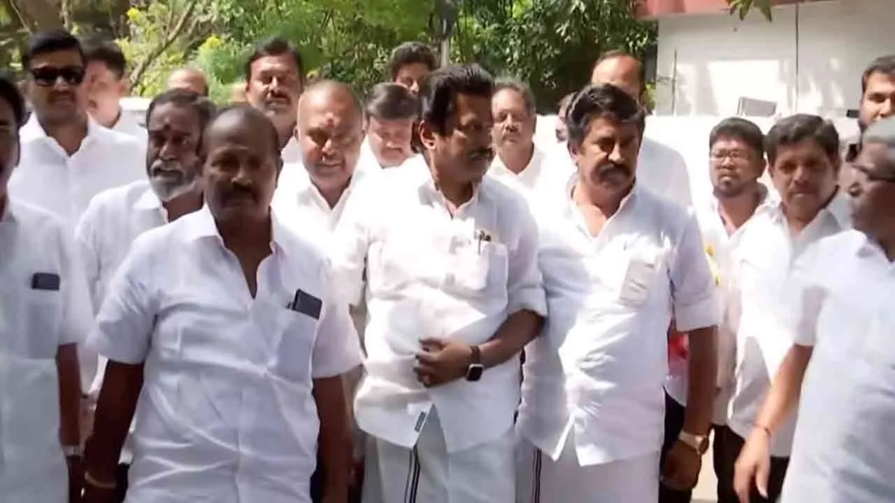  இ.பி.எஸ். முன்னிலையில் மு.க. அழகிரியின் தீவிர ஆதரவாளர் அ.தி.மு.க.வில் இணைந்தார்!