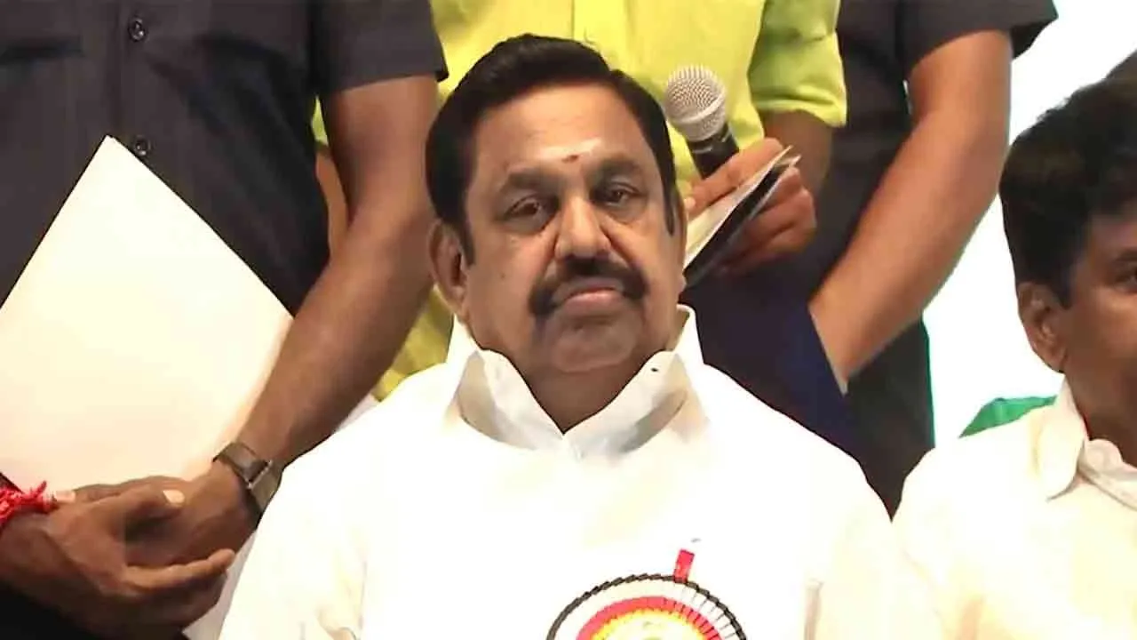  காவி நிற உடையுடன் கூடிய திருவள்ளுவர் படம் : பின்வாங்கிய இ.பி.எஸ்.!