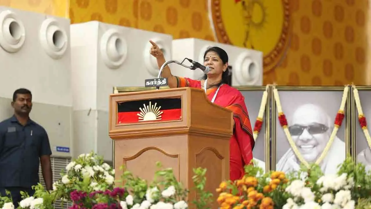 kanimozhi-dmk-mic