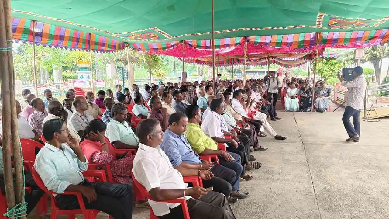  அண்ணாமலைப் பல்கலைக்கழகத்தில் பணியைப் புறக்கணித்துத் தொடர் உள்ளிருப்புப் போராட்டம்!