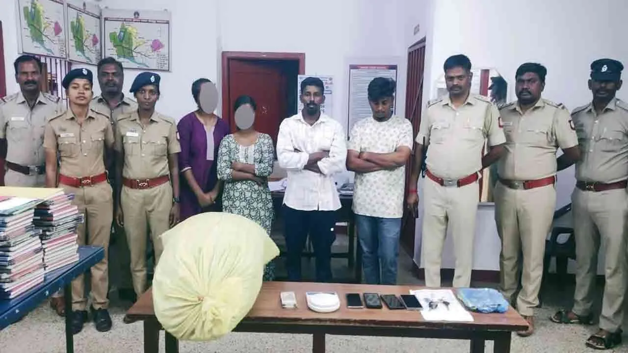  கஞ்சா பறிமுதல் : இரு இளம் ஜோடிகள் கைது!