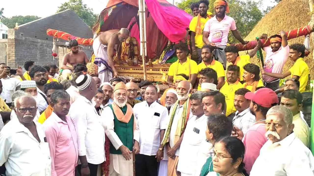  Muslims welcome Sami idols at Masi Mahatma festival Photograph: (cuddalore) 