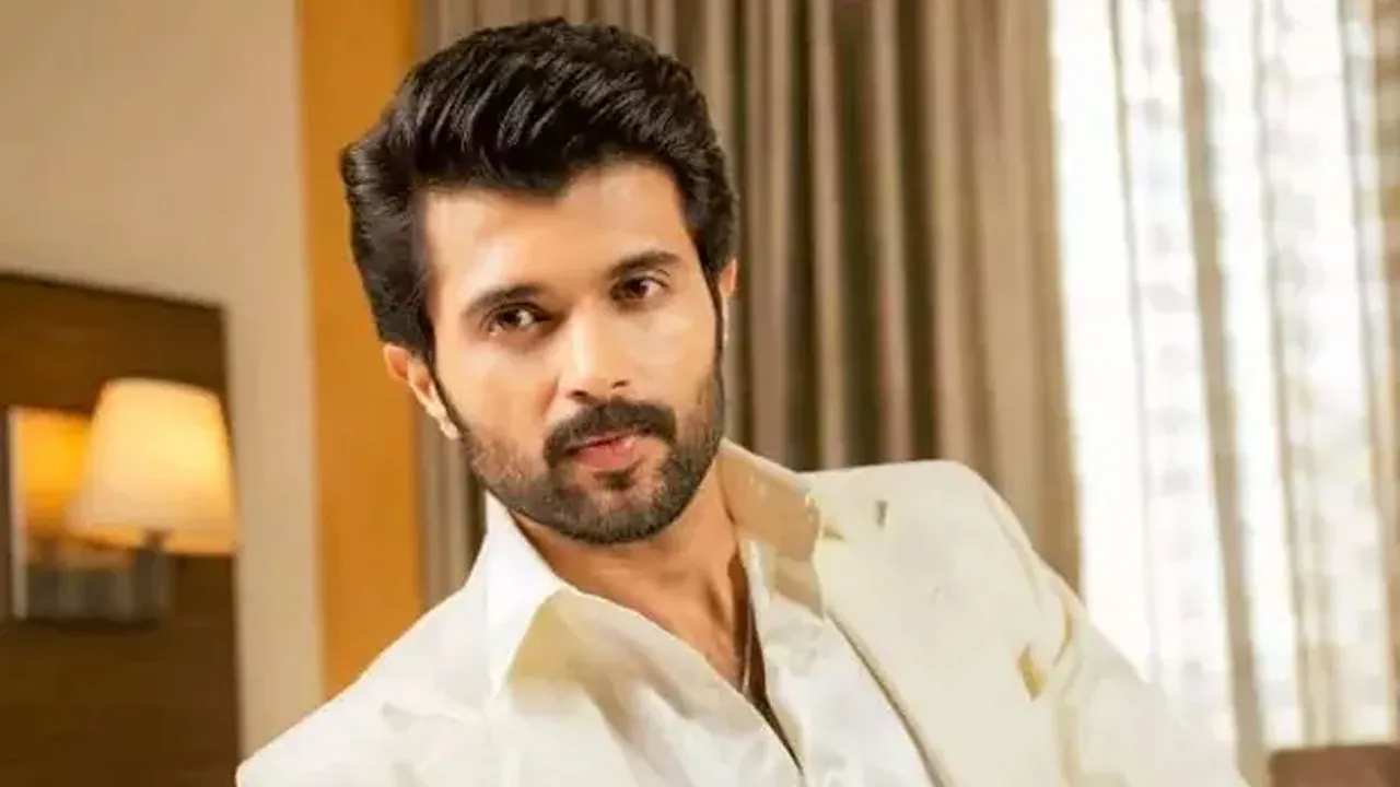  44 அரசுப் பள்ளிகளில் உதவித் தொகை; விஜய் தேவரகொண்டா அதிரடி