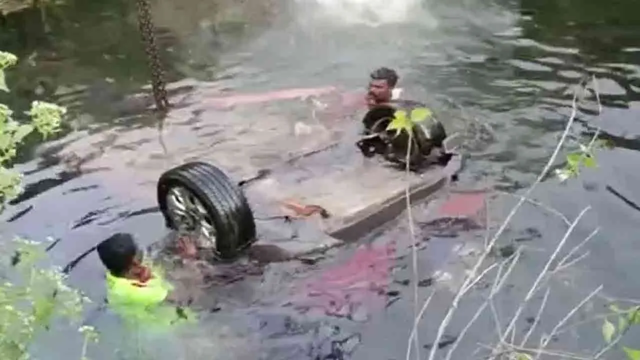  Four people drowned in a well with their car in villuppuram 