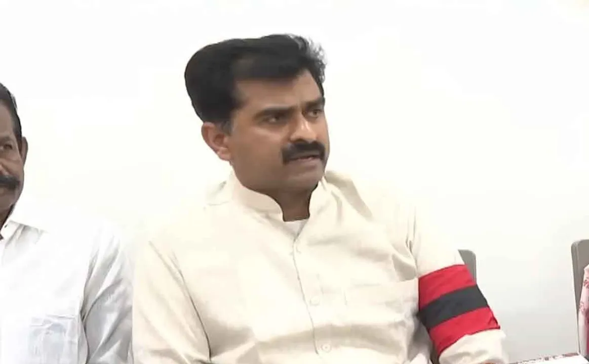  Durai Vaiko Condemns Trichy Zonal Railway Office Entrance Signed in Hindi 