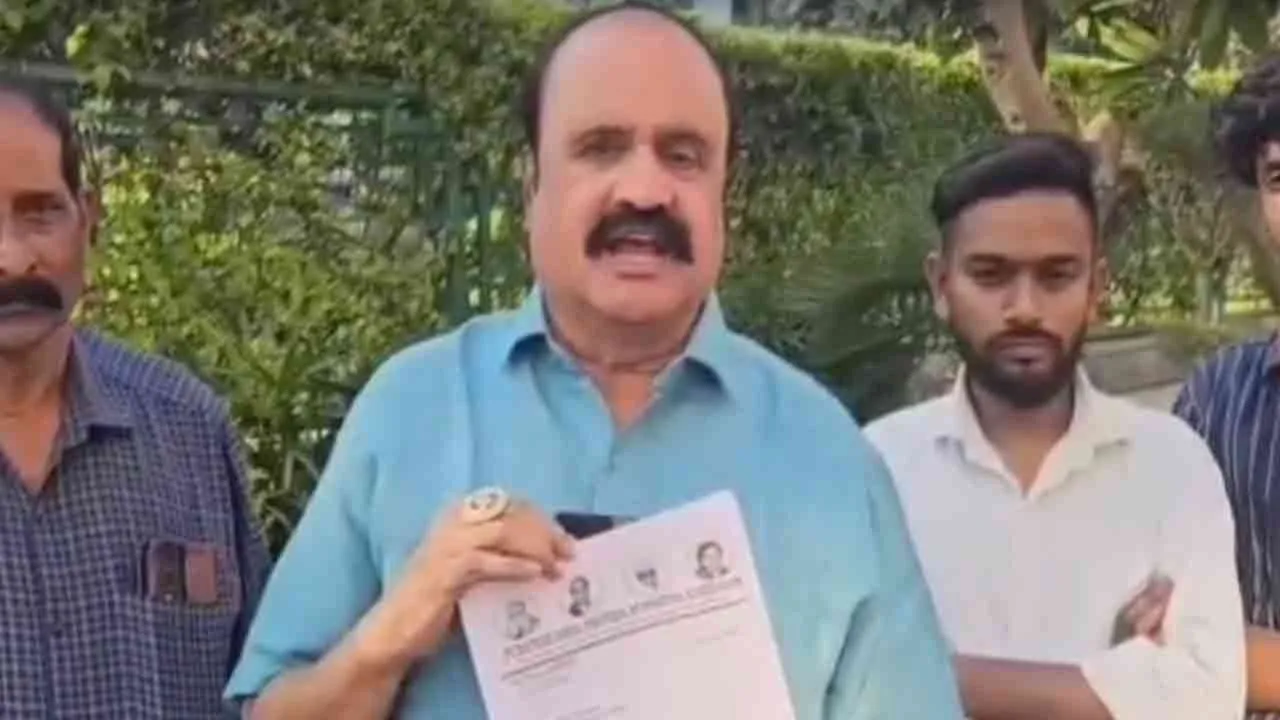  Pugazhendi has started a new party puratchi admk 