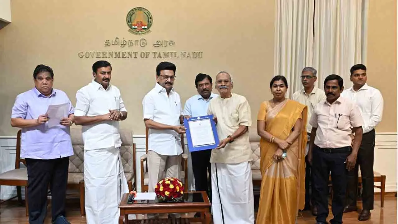  விருது பெற்ற எழுத்தாளர்களுக்கு வீடு; வரலாற்றில் இடம்பெறும் தமிழக முதல்வர்!